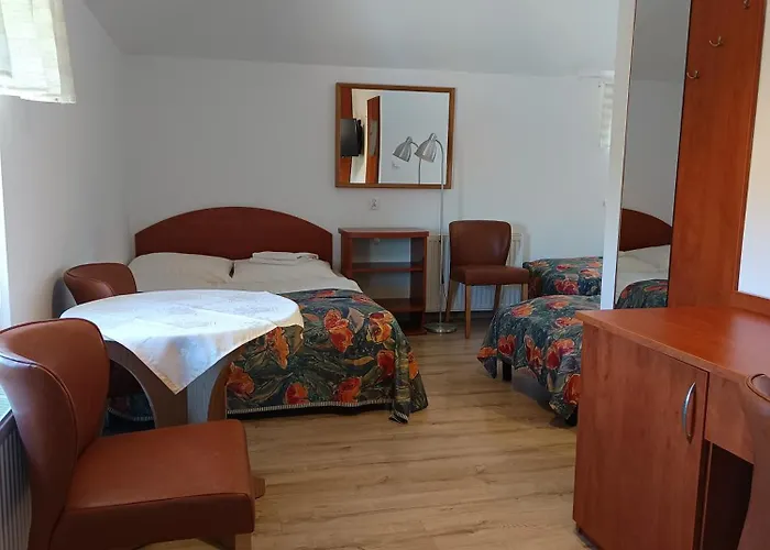 Bursztyn ホームステイ レバル