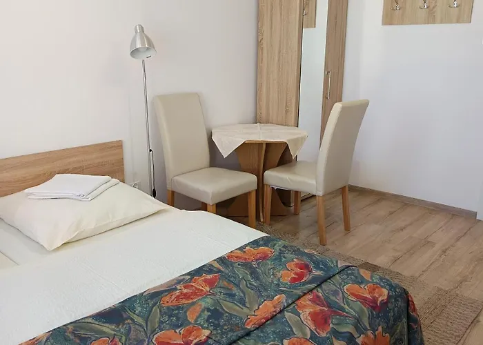 Bursztyn ホームステイ レバル