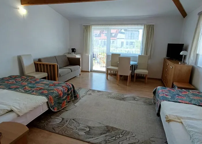 ホームステイ Bursztyn レバル